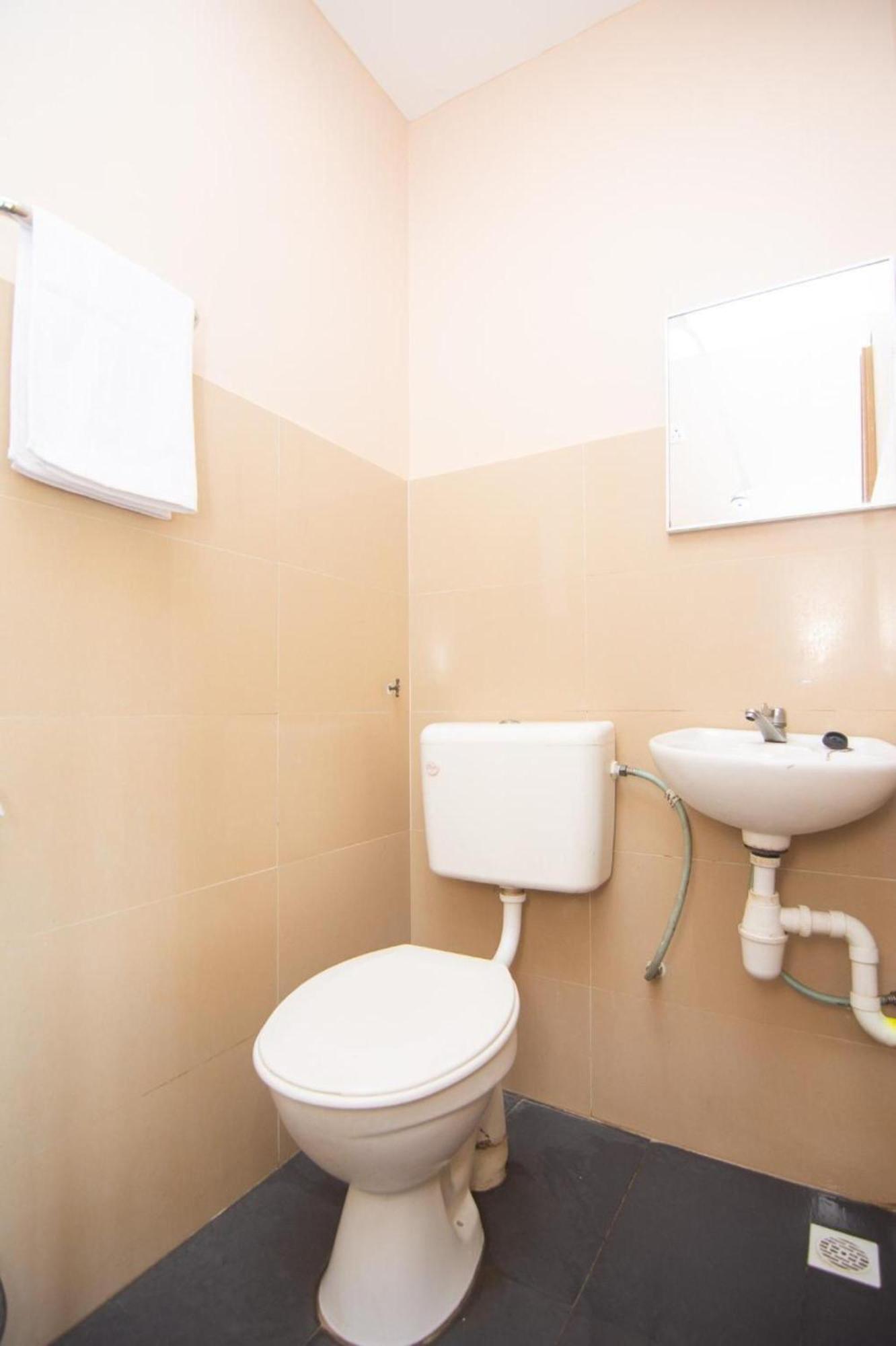 Oyo 1224 Hotel Hajah Rohayah Tanjong Malim Esterno foto