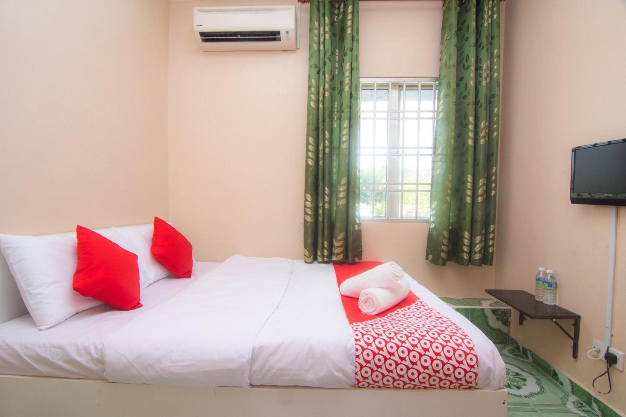 Oyo 1224 Hotel Hajah Rohayah Tanjong Malim Esterno foto