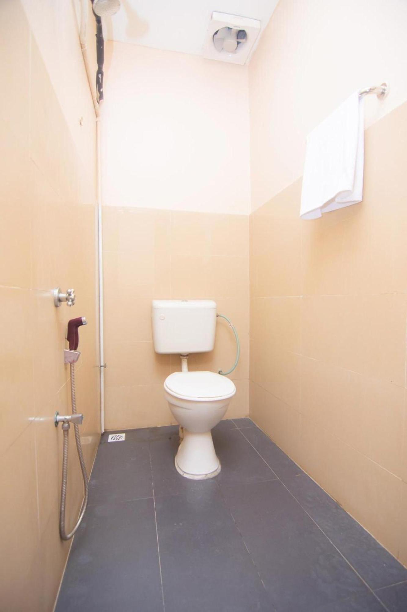 Oyo 1224 Hotel Hajah Rohayah Tanjong Malim Esterno foto