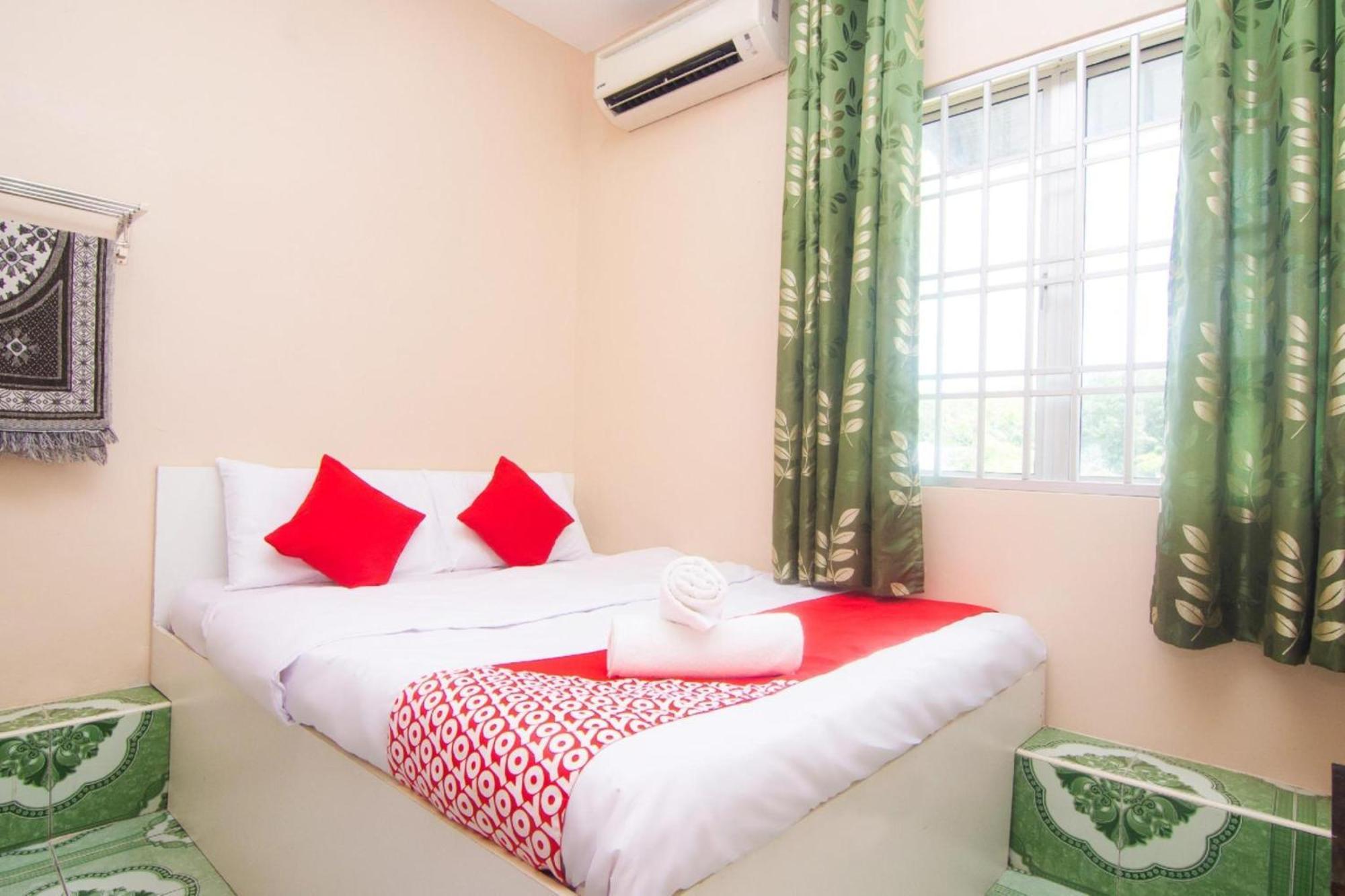 Oyo 1224 Hotel Hajah Rohayah Tanjong Malim Esterno foto