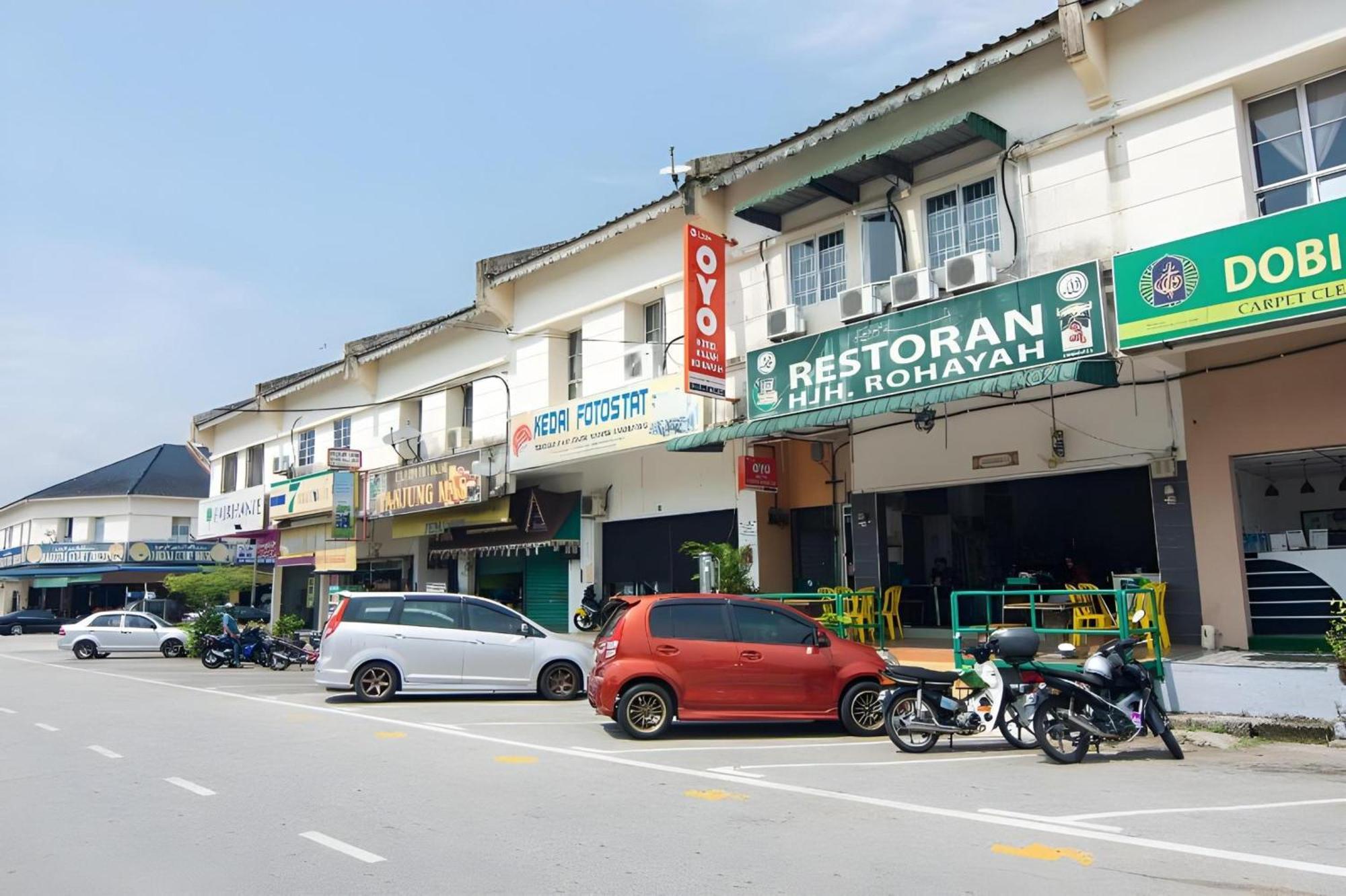 Oyo 1224 Hotel Hajah Rohayah Tanjong Malim Esterno foto