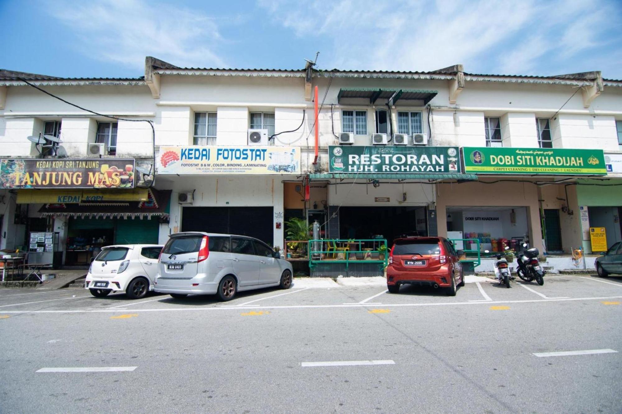 Oyo 1224 Hotel Hajah Rohayah Tanjong Malim Esterno foto